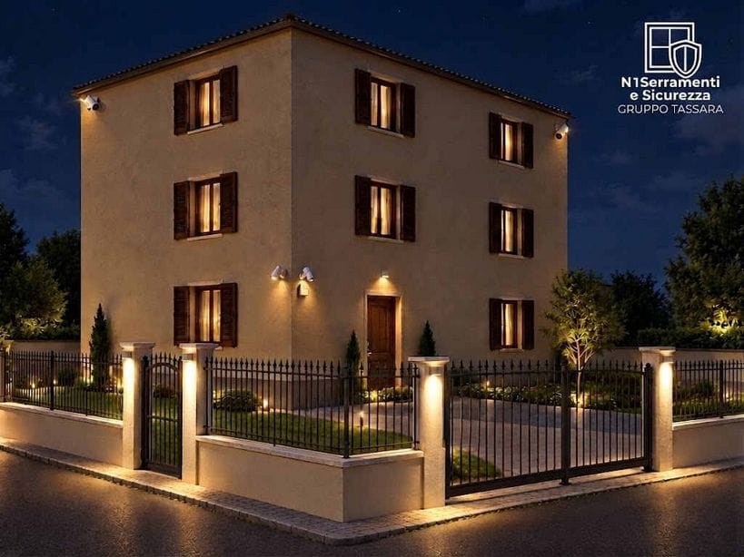 Villa avec portail, éclairage et vidéosurveillance